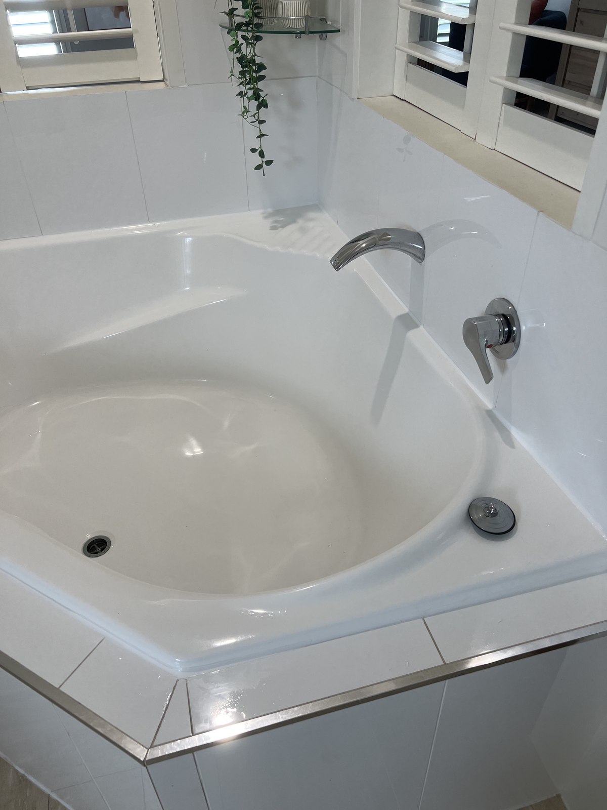 Silicone sealing around a bath perimeter by GC Grout Masters